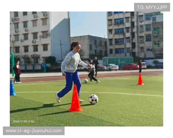 《在绿茵场上挥洒汗水与梦想 记一次难忘的学校足球赛》 《在绿茵场上挥洒汗水与梦想 记一次难忘的学校足球赛》